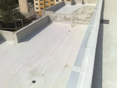 Detail atiky a kúta so svetlou fóliou