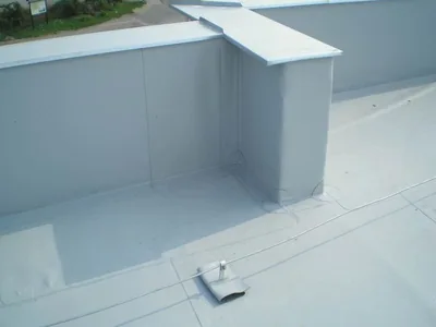 Detail kúta atiky so svetlosivou PVC fóliou