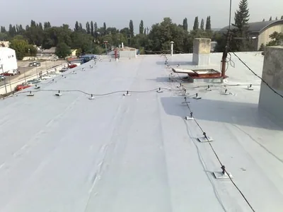 Svetlá fólia s mechanickým kotvením, v pozadí mesto