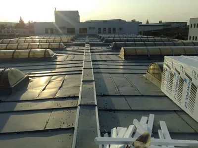 Strecha priemyselnej haly so svetlíkmi v protisvetle