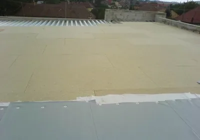 Asfaltové posypové pásy a nová fólia, v pozadí strechy dediny