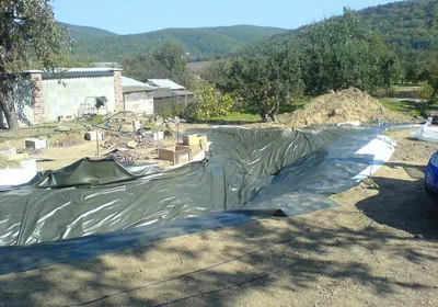 Hydroizolačná fólia na základoch stavby vo výkope