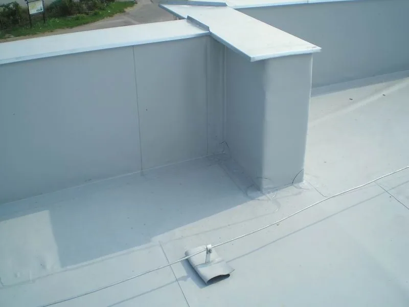 Detail kúta atiky so svetlosivou PVC fóliou