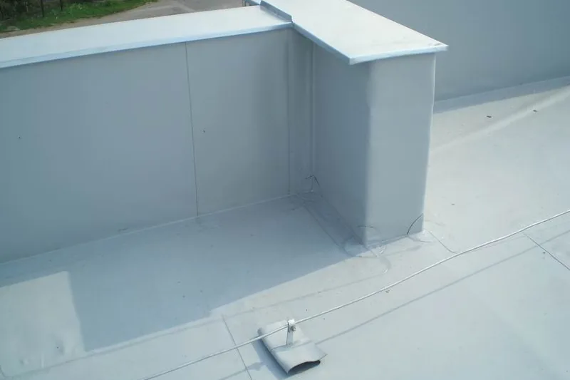Detail kúta atiky so svetlosivou PVC fóliou