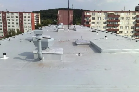Biela fólia s vetracími hlavicami, paneláky